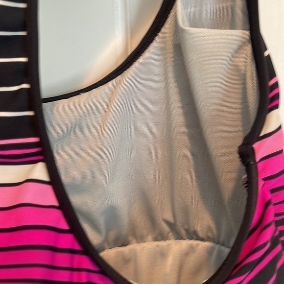 Reebok 🌟black with pinks and white stripes - Picture 4 of 6